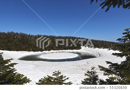 [Akita Prefecture] Hachimantai Dragon Eye (Kagaminuma) Sunny weather before opening (other variations are available. Please see the comment section.) 55320830