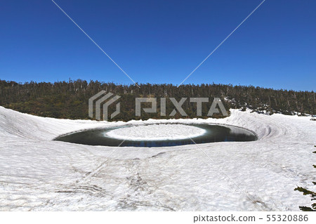 [Akita Prefecture] Hachimantai Dragon Eye (Kagaminuma) Sunny weather before opening (other variations are available. Please see the comment section.) 55320886