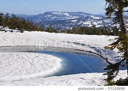[Akita Prefecture] Hachimantai Dragon Eye (Kagaminuma) Sunny weather before opening (other variations are available. Please see the comment section.) 55320890