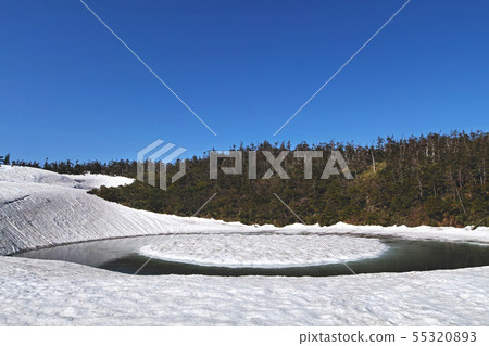 [Akita Prefecture] Hachimantai Dragon Eye (Kagaminuma) Sunny weather before opening (other variations are available. Please see the comment section.) 55320893