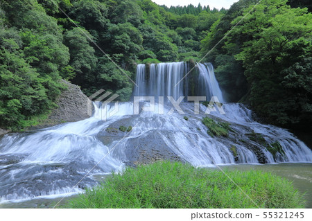 Ryumon Falls in summer when there is a lot of water (Kokonoe Town, Oita Prefecture) 55321245
