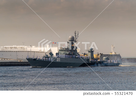 Small anti-submarine ship runs along Kronstadt Small anti-submarine ship runs along Kronstadt 55321470