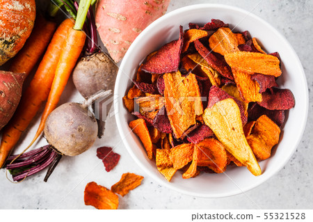 Bowl of healthy vegetable chips from beets Bowl of healthy vegetable chips from beets 55321528