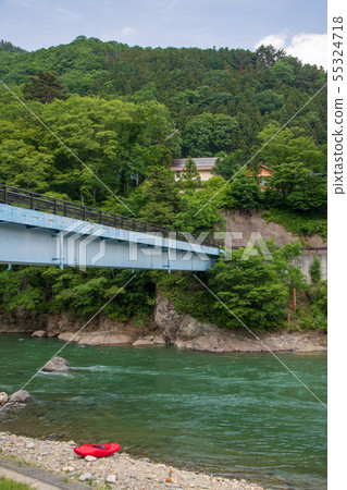在Minakami鎮附近的Tone河河風景秋季橋樑 在Minakami鎮附近的Tone河河風景秋季橋樑 55324718