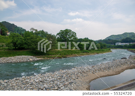 從秋季橋下游的河川河風景Minatokami鎮 從秋季橋下游的河川河風景Minatokami鎮 55324720