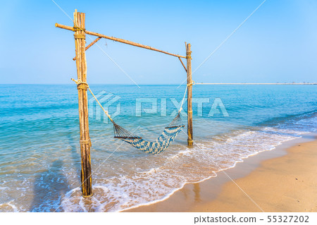 Empty hammock swing on the beautiful beach and sea 55327202