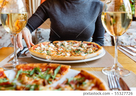 woman eating pizza in the cafe 55327726