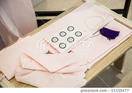 Material image of a set of white costumes worn by the deceased 55330477