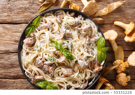 Spaghetti with chanterelle mushrooms in cream 55331228