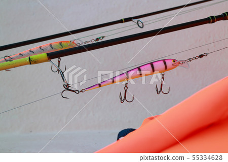 crank bait with sharp triple hooks 55334628