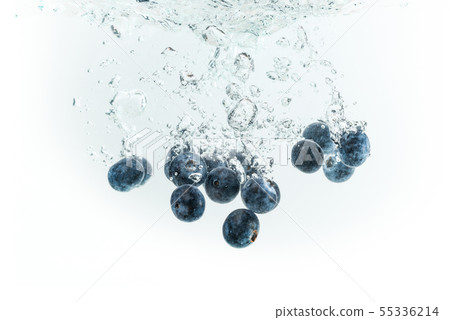 Blueberries sinking underwater with air bubbles Blueberries sinking underwater with air bubbles 55336214