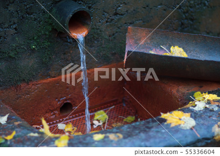 Water flows from the drainpipe to the drain Water flows from the drainpipe to the drain 55336604