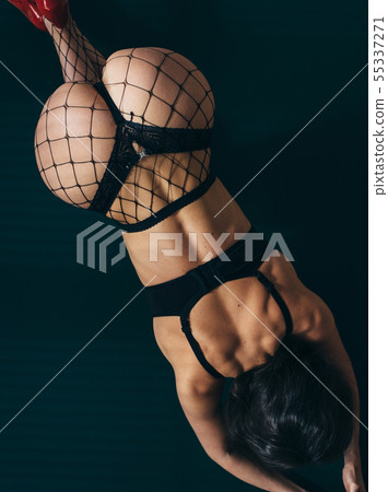 Woman in black lingerie showing her butt,... - Stock Photo [55337271] -  PIXTA
