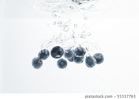 Blueberries sinking underwater with air bubbles Blueberries sinking underwater with air bubbles 55337763