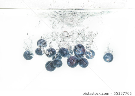 Blueberries sinking underwater with air bubbles Blueberries sinking underwater with air bubbles 55337765