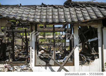 房子的窗戶被火燒毀了 55338896