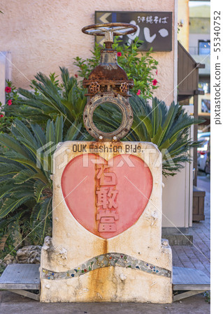 在美國Chatan鎮的橡木時尚建築的可愛的粉紅色心形ishigure字符被刻 在美國Chatan鎮的橡木時尚建築的可愛的粉紅色心形ishigure字符被刻 55340752