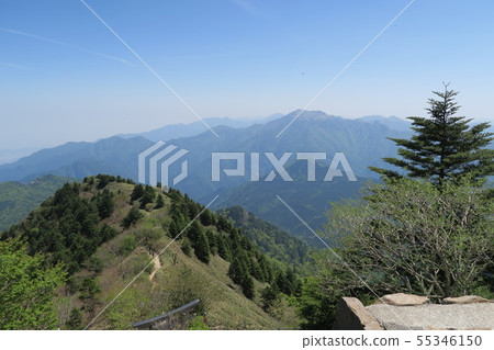 [Japan's 100 Famous Mountains] Shikoku's peaks seen from the mountain trail of Mt. Ishizuchi in early summer, Saijo City, Ehime Prefecture 55346150