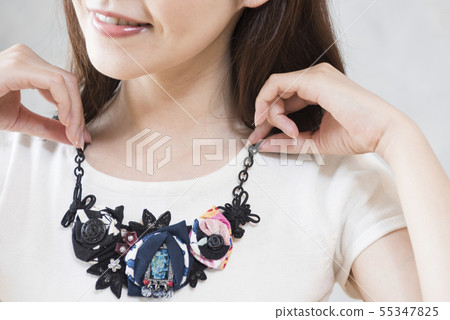 戴項鍊的婦女 55347825