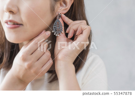 女人戴耳環 55347878