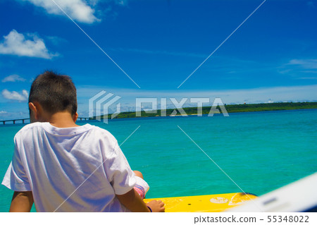 Blue sea and boy 55348022