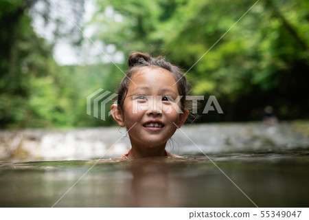 女孩在河上玩 55349047