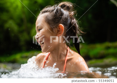 女孩在河上玩 55349051