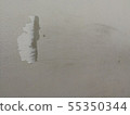 Old white concrete wall with paint cracks. 55350344
