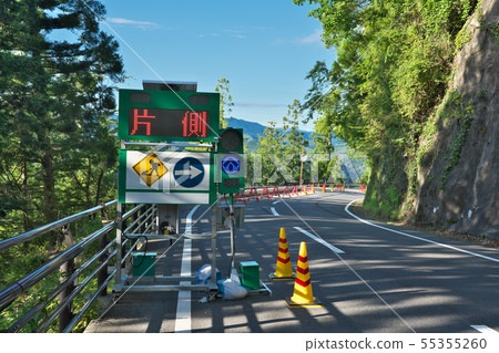 One-way alternating passage (street construction signboard) 55355260
