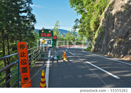 One-way alternating passage (street construction signboard) One-way alternating passage (street construction signboard) 55355261