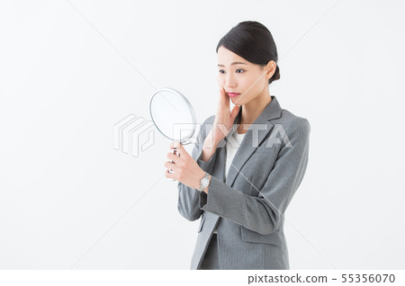 女人看著鏡子(業務) 女人看著鏡子(業務) 55356070