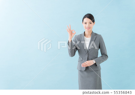 20多歲女性灰色西裝 55356843