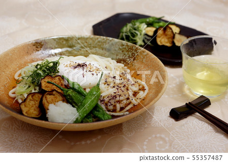Cold udon with uncooked summer vegetables and soft-boiled egg 55357487