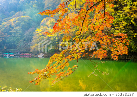 Beautiful Arashiyama river with maple leaf tree and boat around lake 55358157
