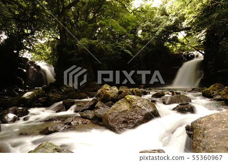 雨季結束後在南方小國結婚的瀑布 55360967