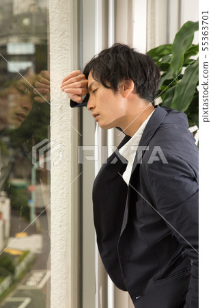 A man who nods at the window 55363701