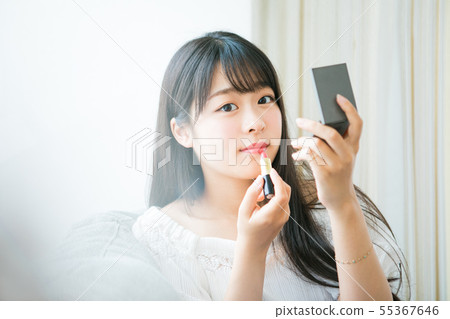 年輕的女孩畫唇膏 年輕的女孩畫唇膏 55367646
