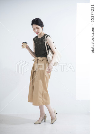 Young woman, whole body, standing up 55374231