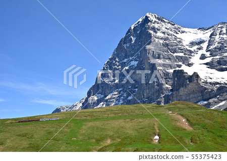 少女峰鐵路前往位於艾格峰北牆腳下的少女峰 55375423