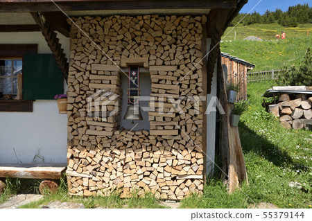 Bernese Oberland房屋裝飾著牛鈴 55379144