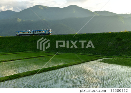 北斗市小笠澤町，高鐵軌道1375星空，穿過一個巨大的拱形路堤包裹在夕陽中 55380552