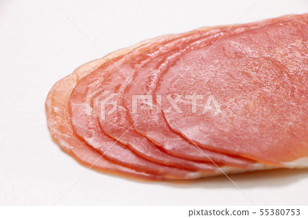 生火腿(勒克斯火腿)切片。未加熱的肉類產品。 生火腿(勒克斯火腿)切片。未加熱的肉類產品。 55380753