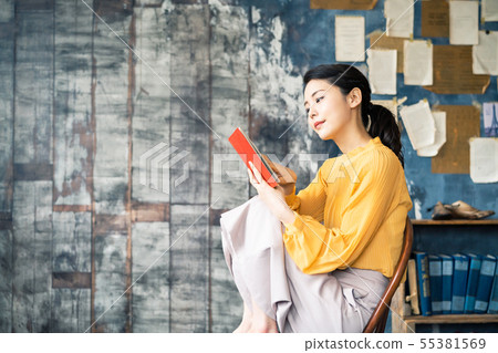 讀一本書的女人 55381569