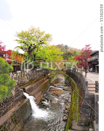 春天飛Tak高山有風的老都市風景Emaniko河 55382039