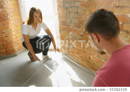 Young couple doing apartment repair together themselves Young couple doing apartment repair together themselves 55382339