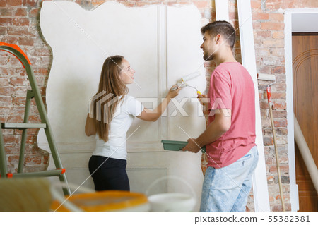 Young couple doing apartment repair together themselves 55382381