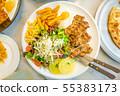 外出就餐：豬肉和沙拉，菠蘿，薯條 55383173