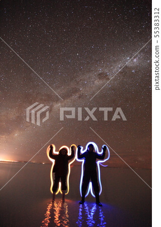 在滿天星斗的天空下 在滿天星斗的天空下 55383312