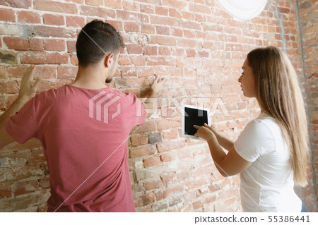 Young couple doing apartment repair together themselves 55386441