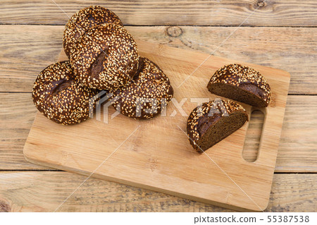 Malt bread with sesame on a cutting board 55387538